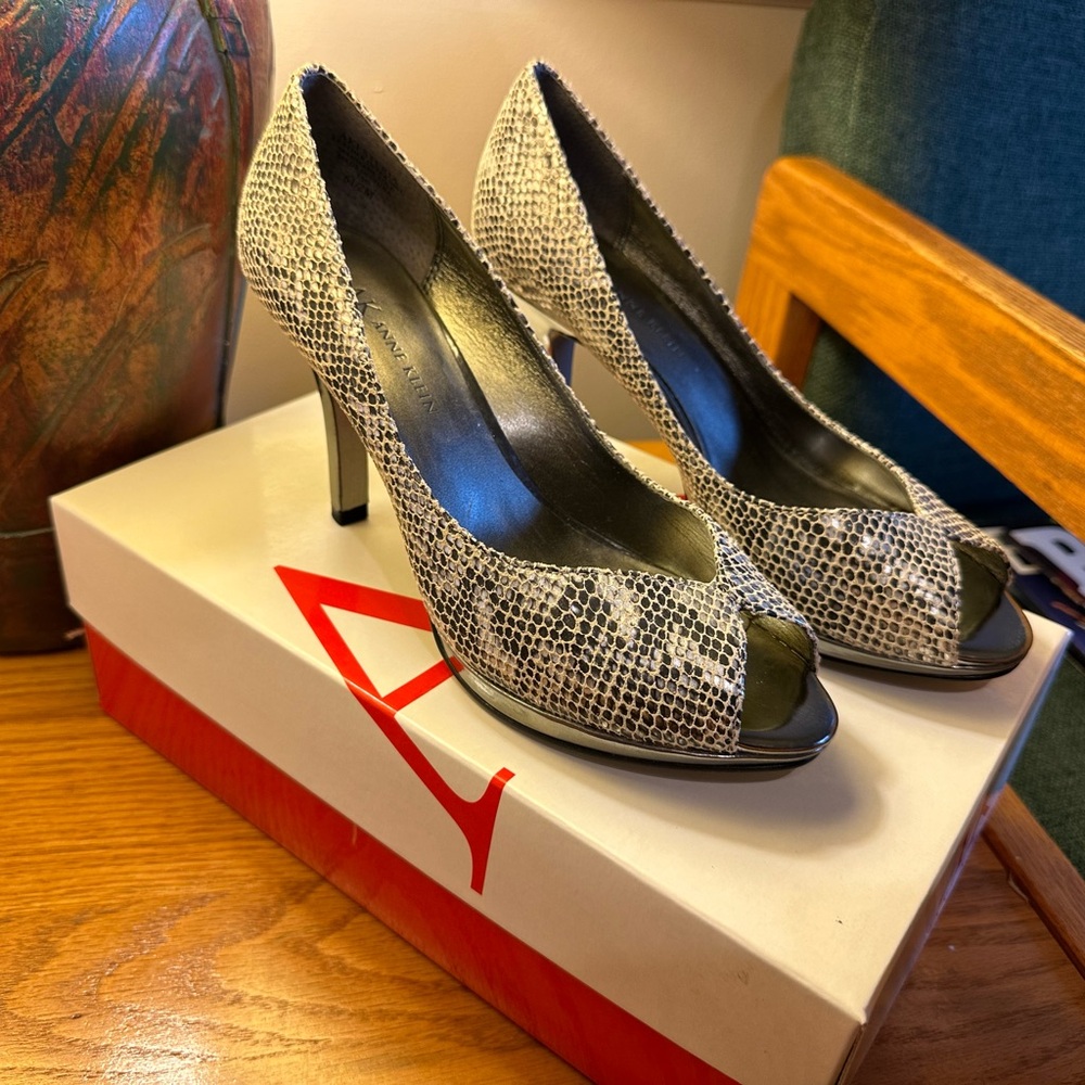 Anne Klein Black and White Snakeskin Heels (New!!)